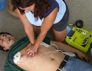 ozivljanje in uporaba AED reanimacija in avtomatski defibrilator